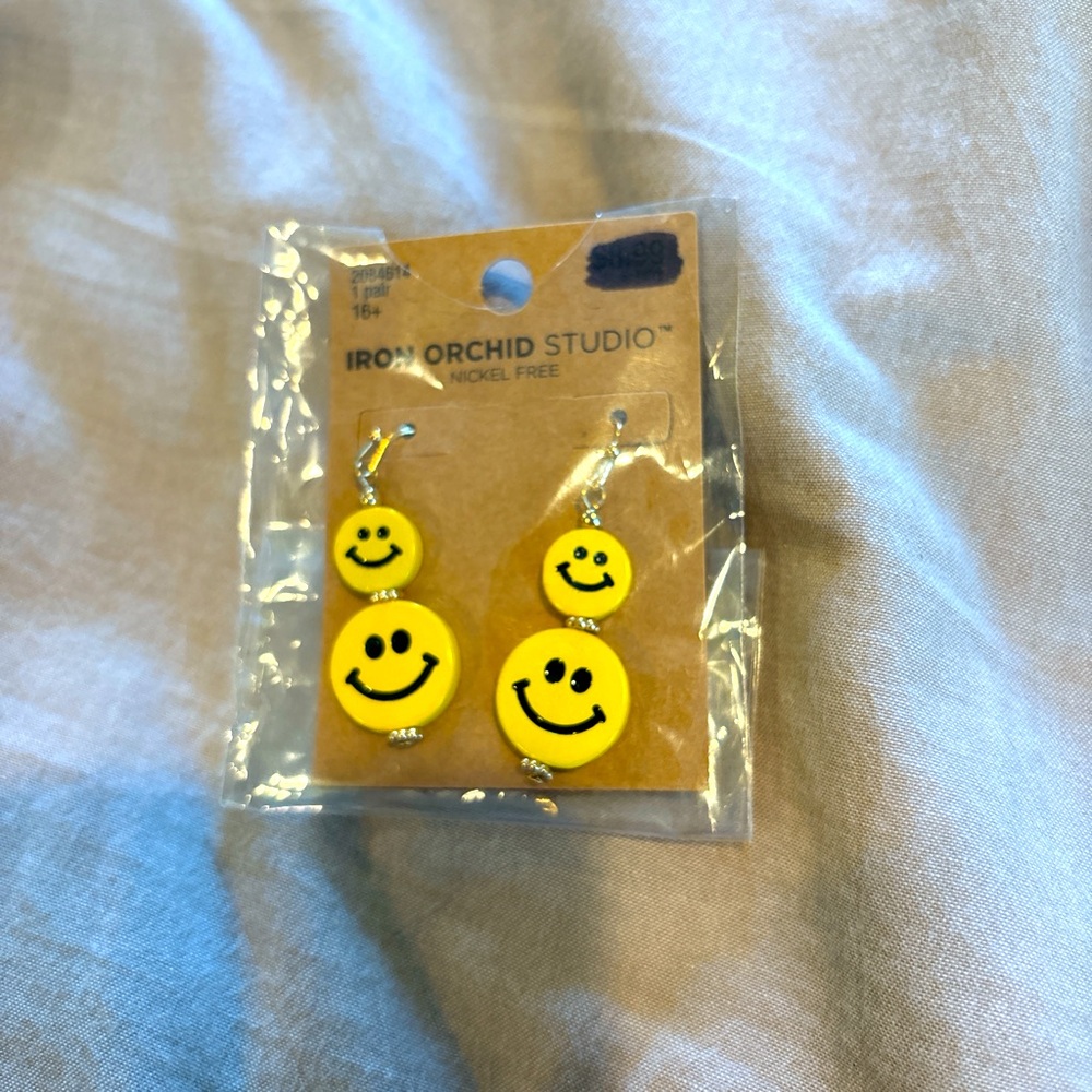 NEW Smile earrings